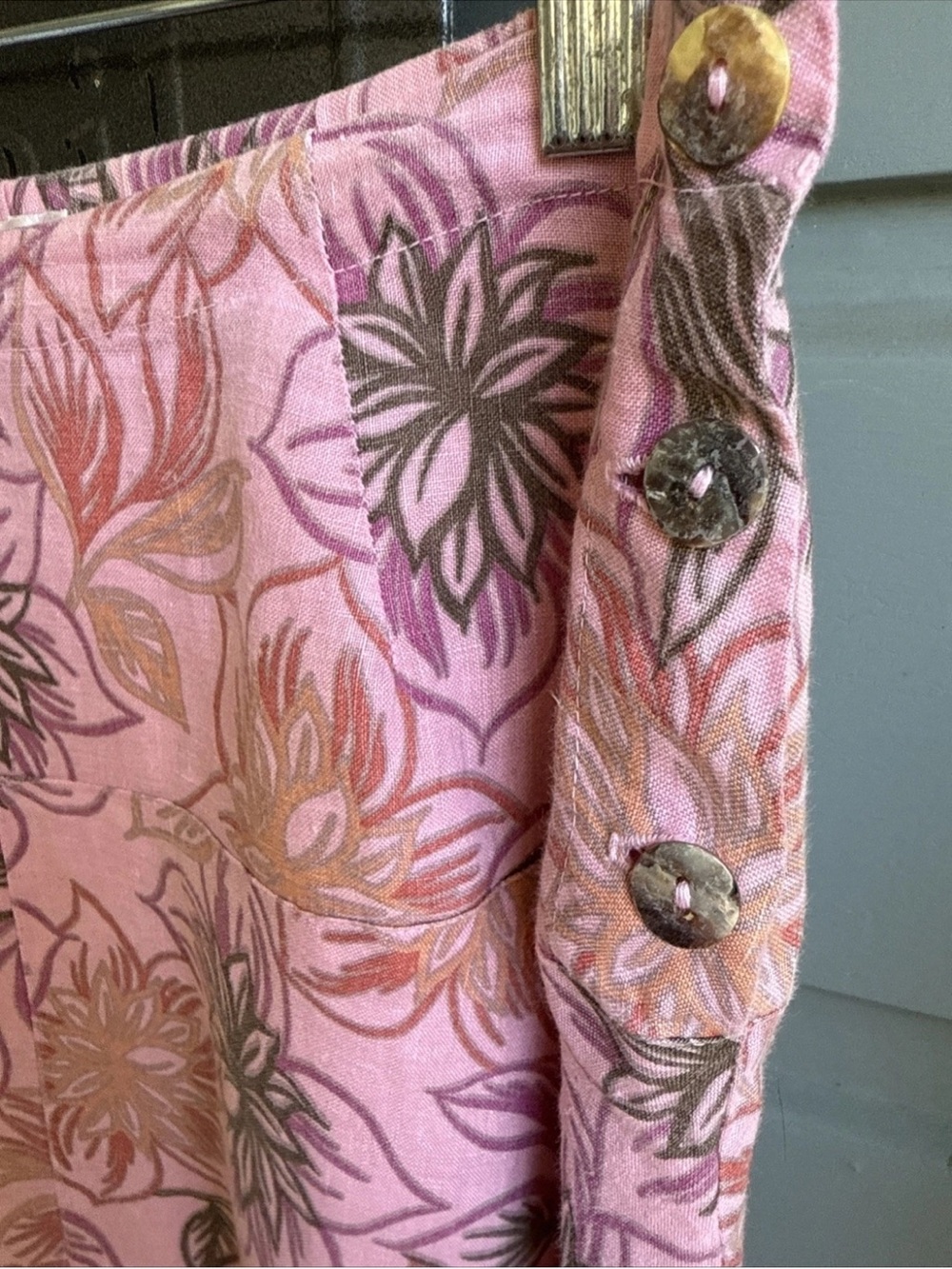 Cut Loose -Pink Linen Floral
Flared Midi Skirt- Size M - Picture 3 of 6